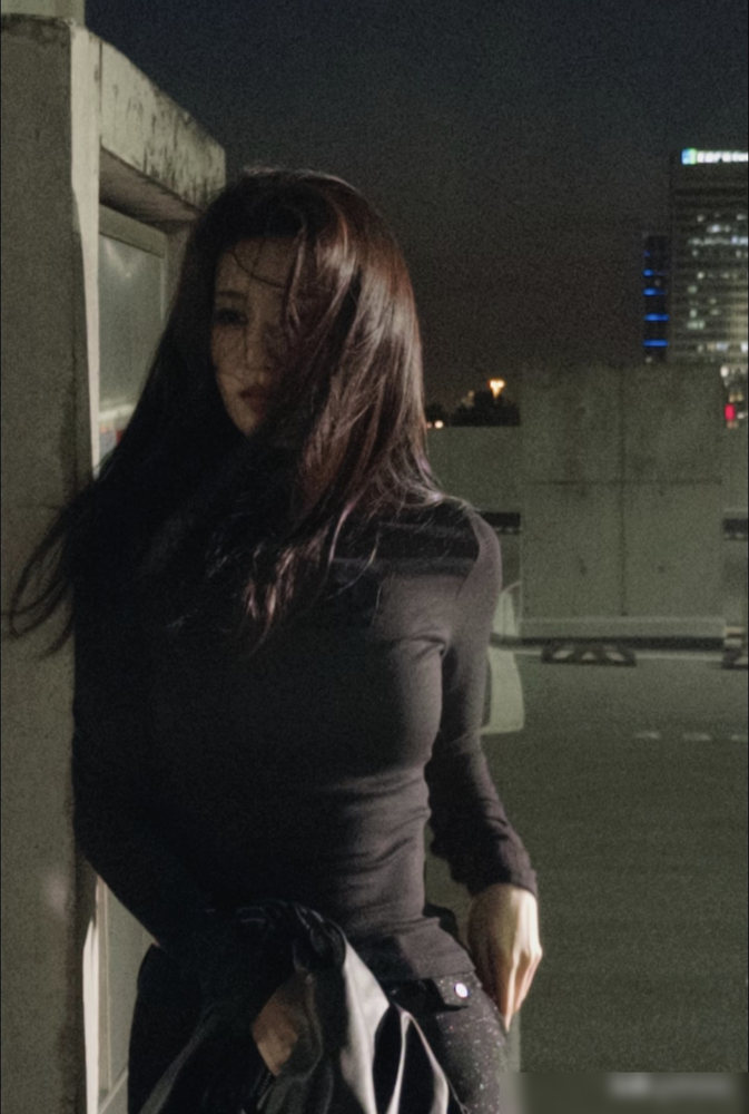王楚然这组天台照，直接把明艳俩字焊死在脸上了。黑背心，牛仔短裤，背景是水泥天台加一片灰蓝的天。没硬拗