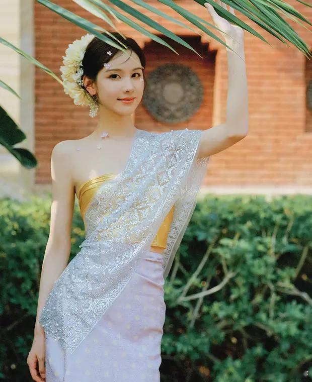 分享娱乐分享娱乐陈都灵穿民族风长裙秀婀娜身材，盘发簪花造型优雅明媚