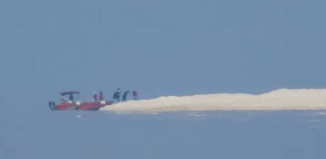 海警防空雷达全功率开启，武器系统随时处于待命击发状态。 5月16日，中方科考