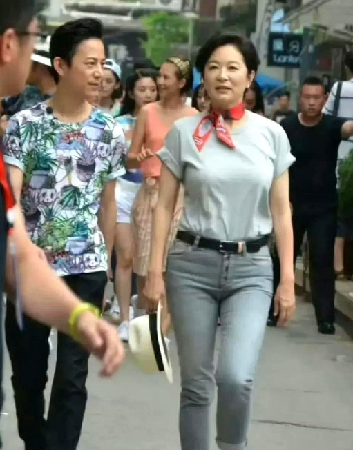 这是最近路人拍到的何炅和林青霞路边照。照片上的何炅今年已经50岁了，林青霞也已
