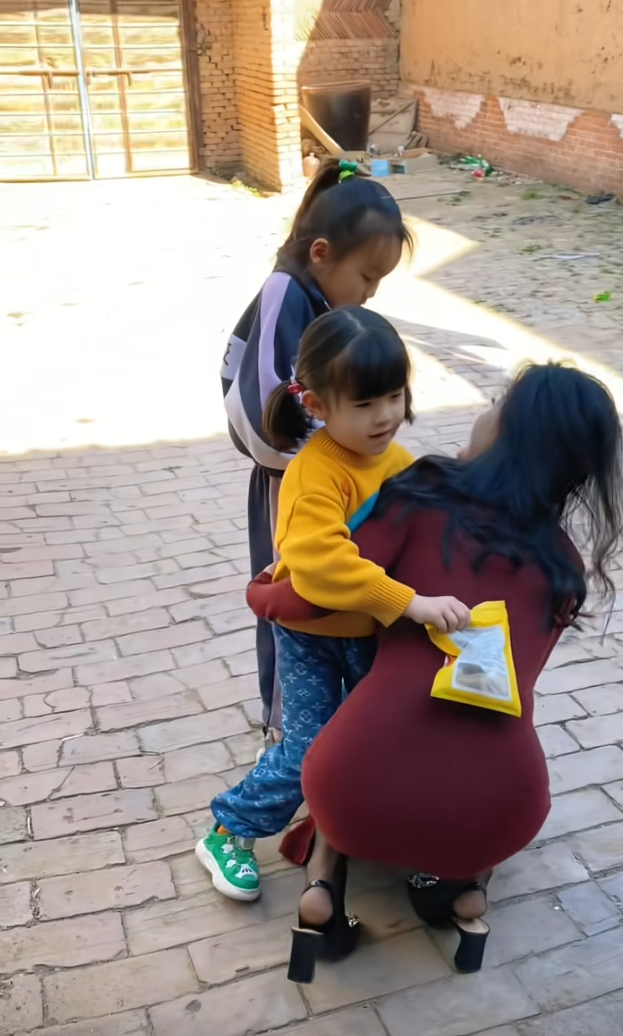 小姨来看看孩子，但是有点陌生害怕不让抱。