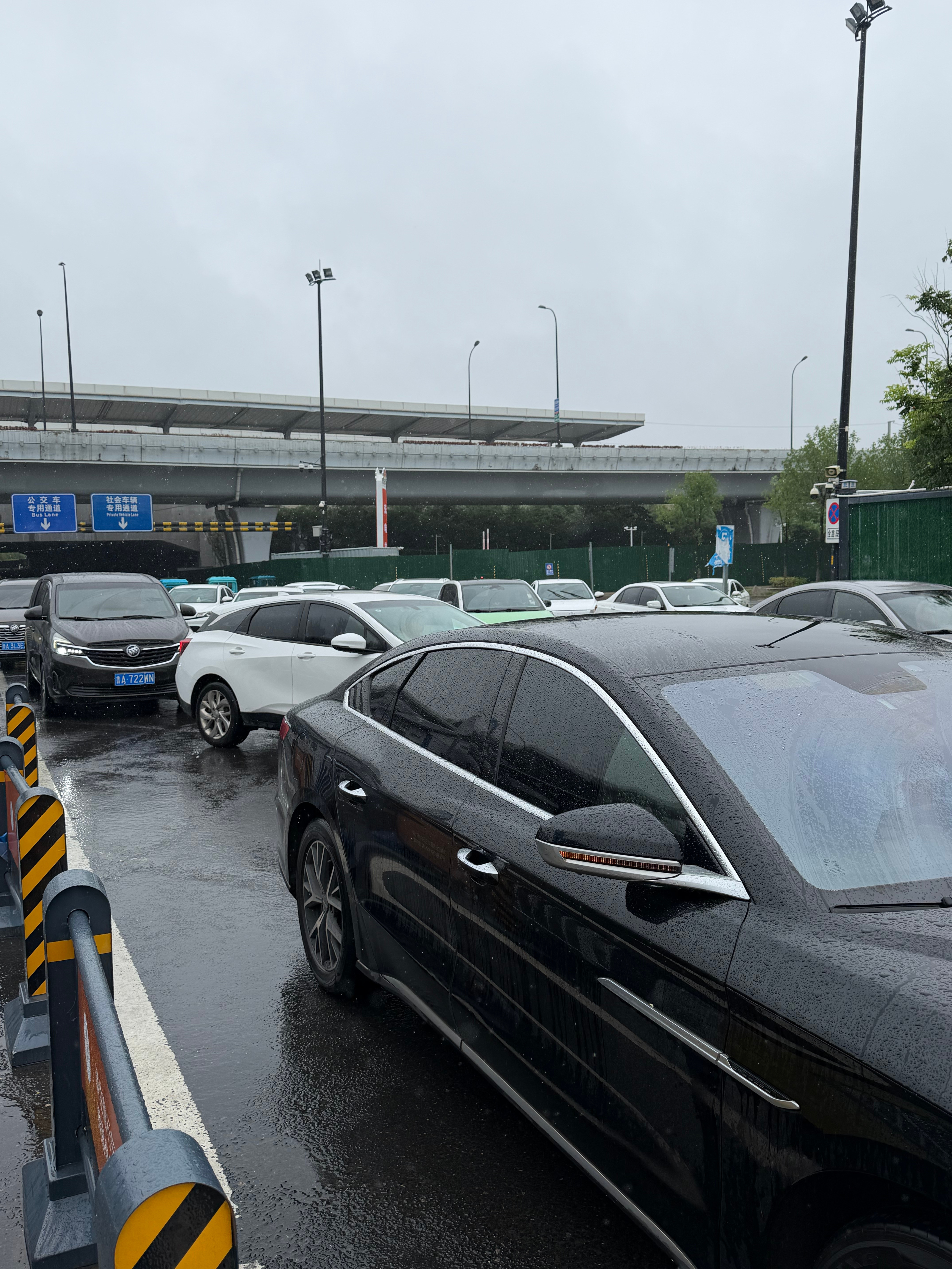 外地的朋友来济南玩，坐到东站，如果恰好跟我一样遇到下大雨，又恰好没带伞，那恭喜你