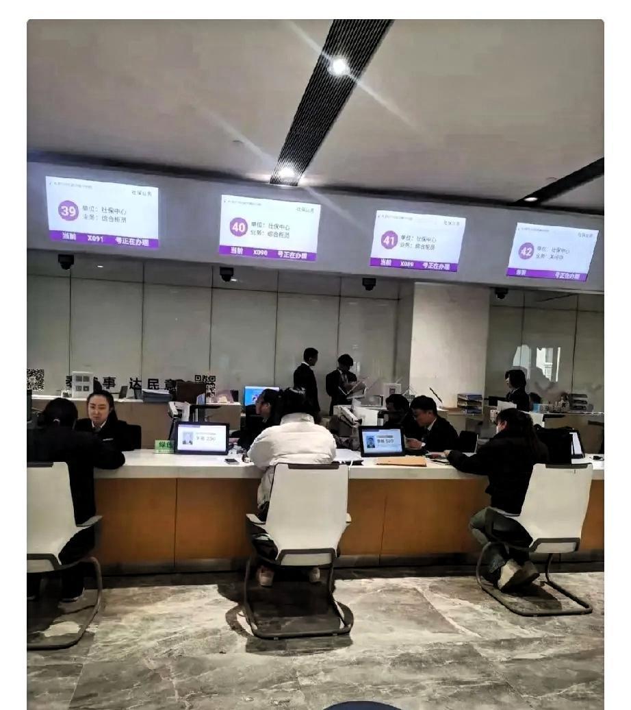 我朋友在社保局上班，今天特意叮嘱我：如果35岁以上没稳定工作的人，要慎重选