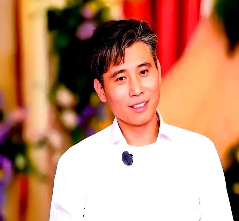 51岁，5个孩子，一对双胞胎，还有一个是妻子带来的。李乃文的担子，比我们想的重太