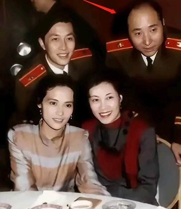 四位合影，认出了后排右一的陈佩斯，其他三位你看出来了吗？