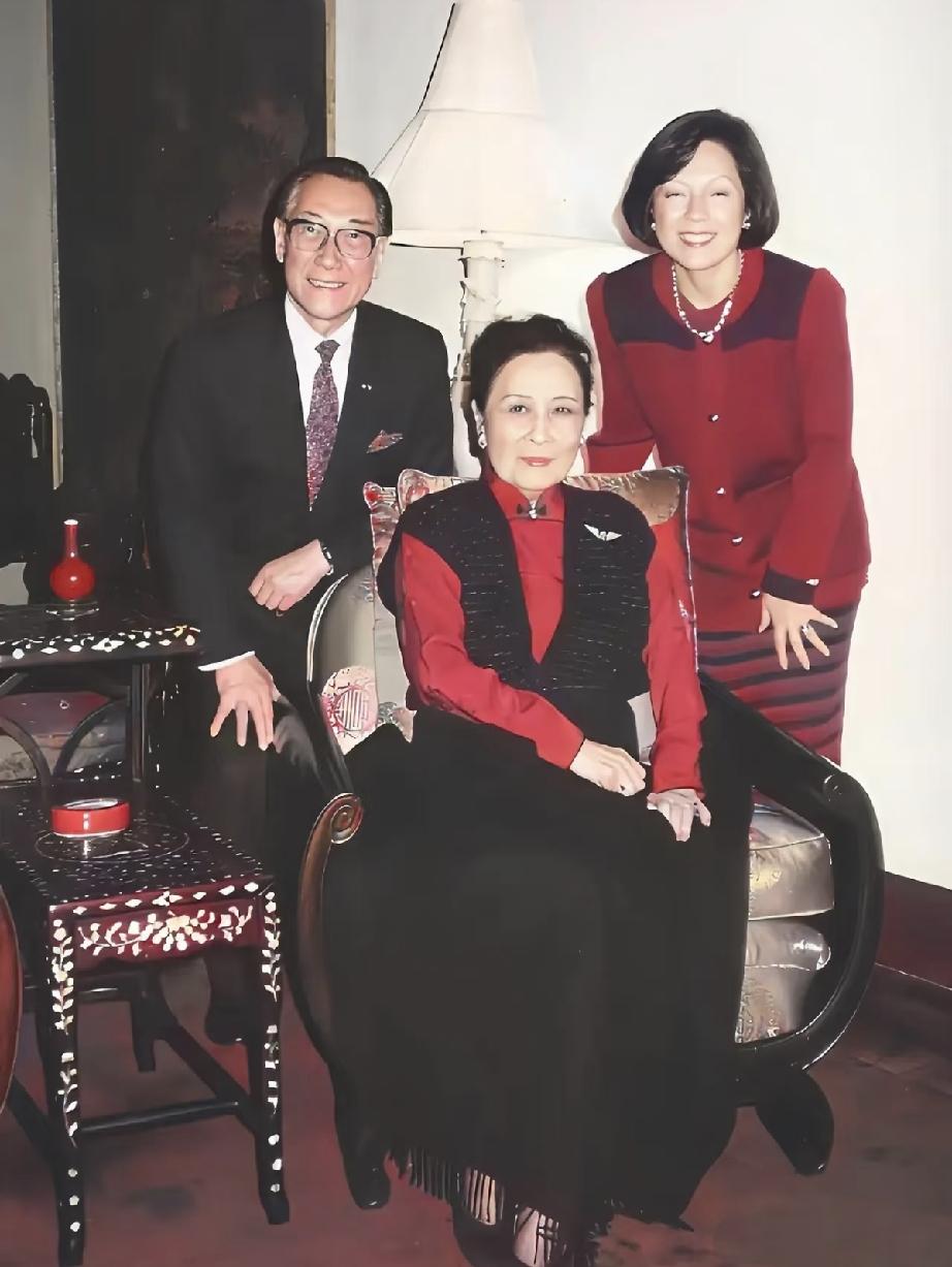 蒋纬国比蒋经国嘴甜会说话，所以他更讨宋美龄的喜欢。蒋纬国对宋美龄恭顺体贴，张嘴