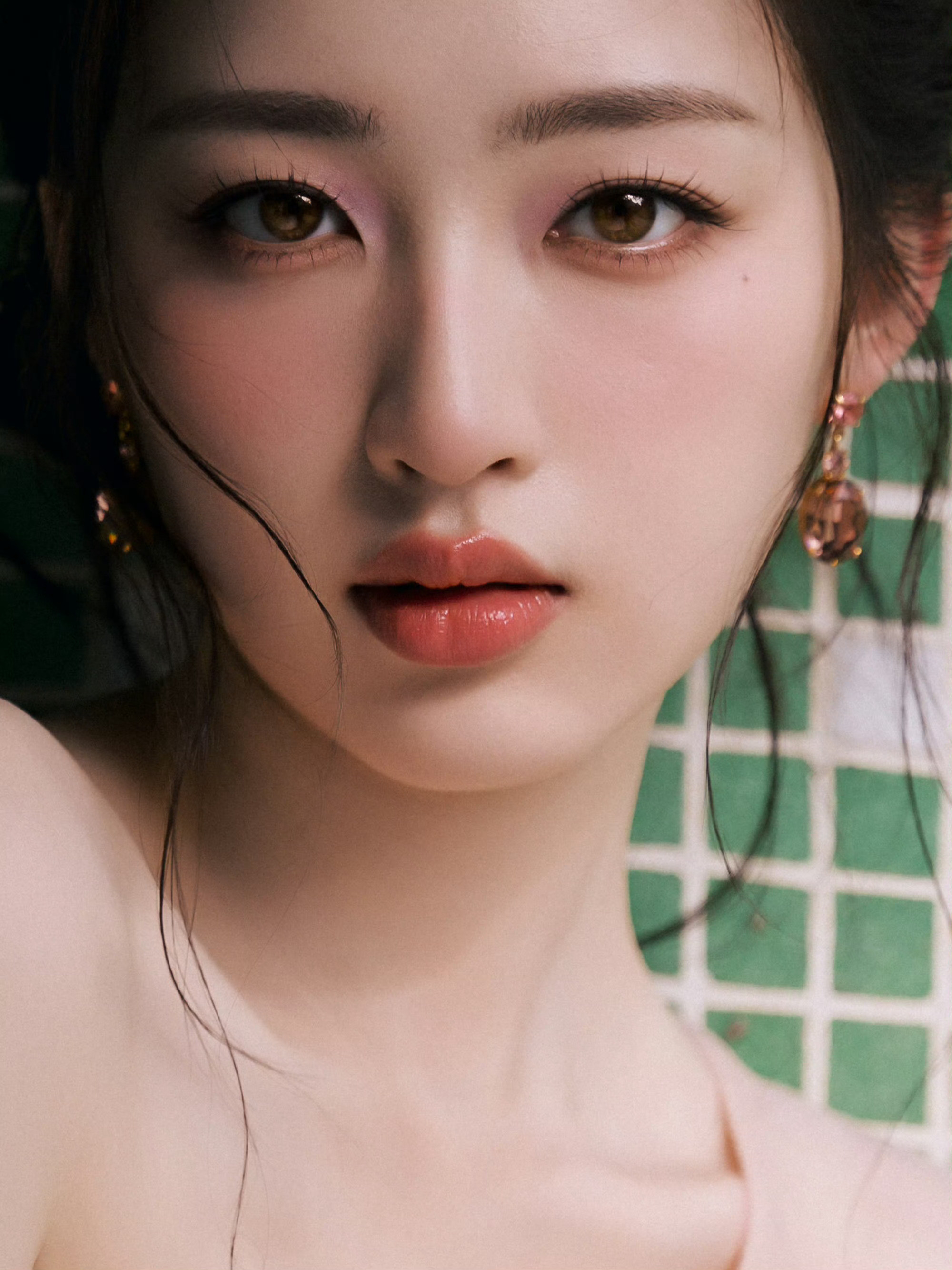 邓恩熙少女果然还是少女邓恩熙自带清爽少女感，生图满满灵气。不用浓重妆造，眉眼干净