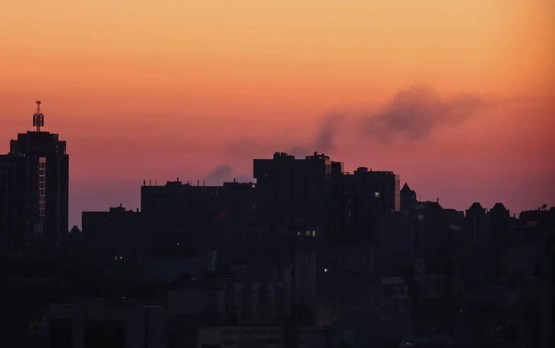 乌克兰多地凌晨剧烈爆炸，美弹药军列午夜被炸，泽连斯基轻信最大靠山付出惨痛代价。
