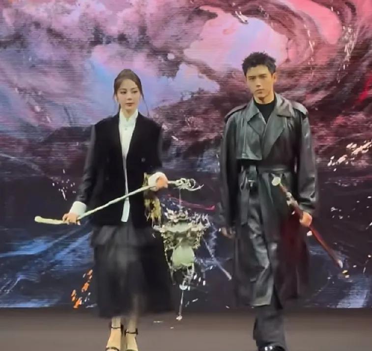 明明是同台剧宣，迪丽热巴、陈飞宇中间却像隔着一条银河，也看不出他俩有般配的点，