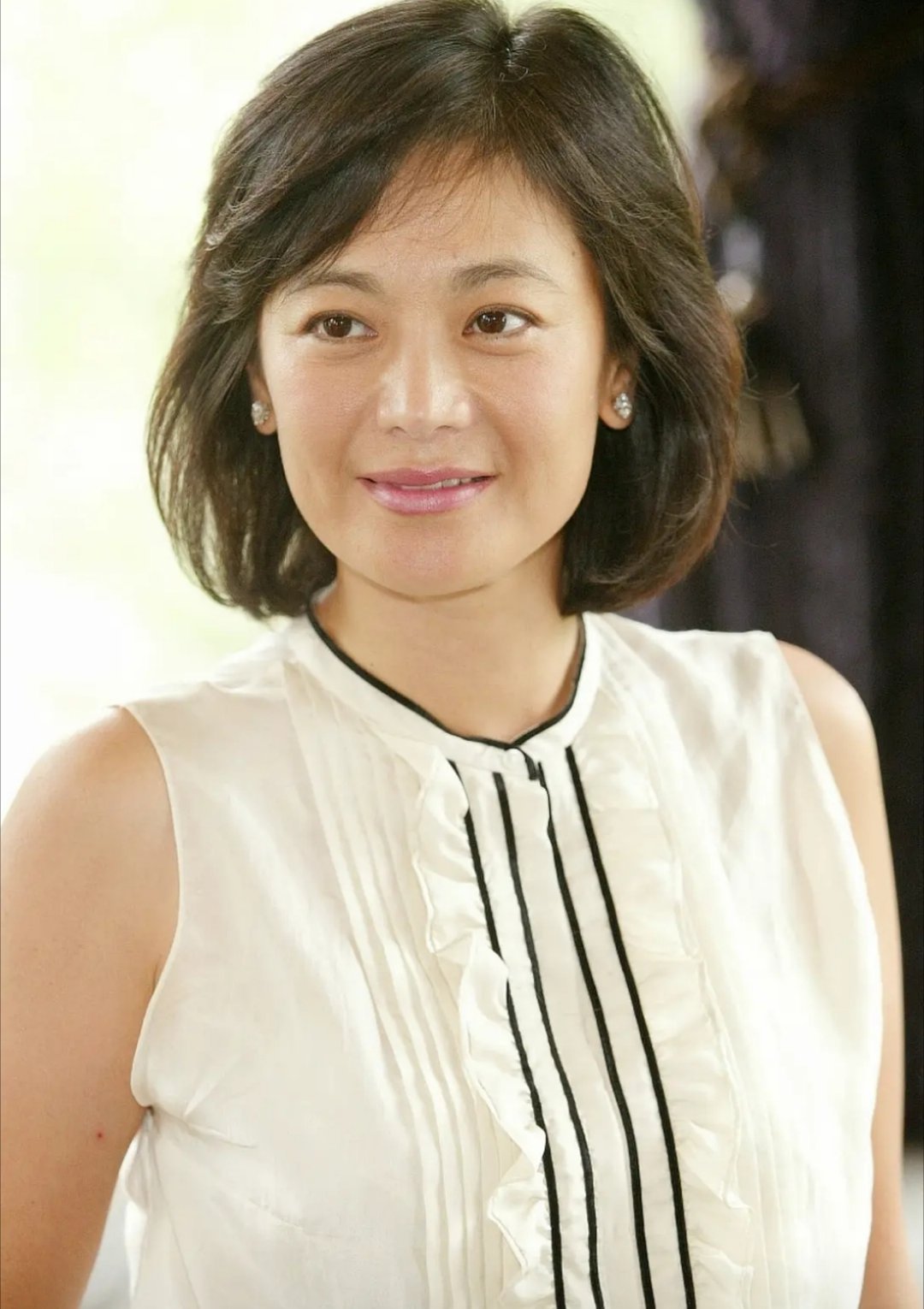 袁姗姗为啥突然从娱乐圈消失了啊远方终于传来了故人的消息，刷到孙坚抖上发了她，忽