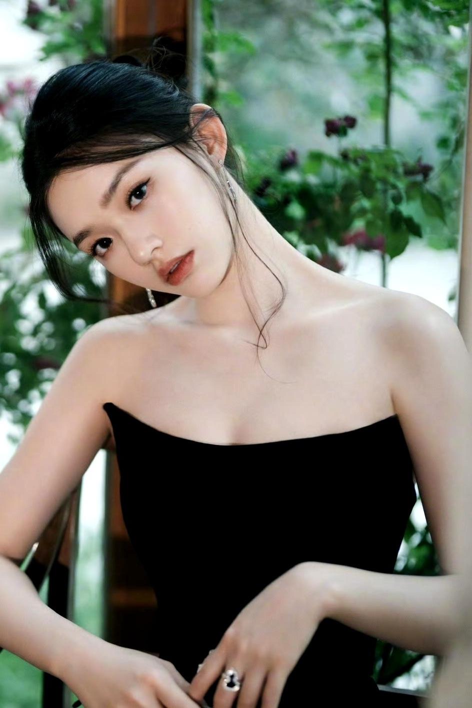 救命！林允穿黑丝绒抹胸裙也太杀了，这清冷贵气感谁顶得住啊！林允明星穿搭美女欣