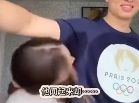 太逗了！一个美国妹子在外网发了段视频，她把刚刚健身回来的中国男友拽到镜头前，叫