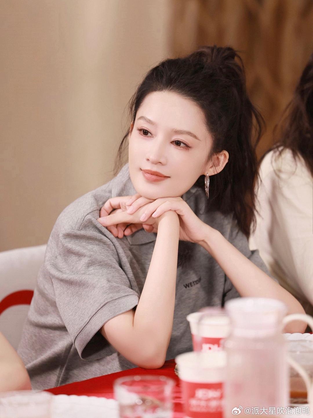 李沁在《花少7》里的善意，最后全成了她的"罪状"。早起帮熬夜的张雅琪买早餐，反被