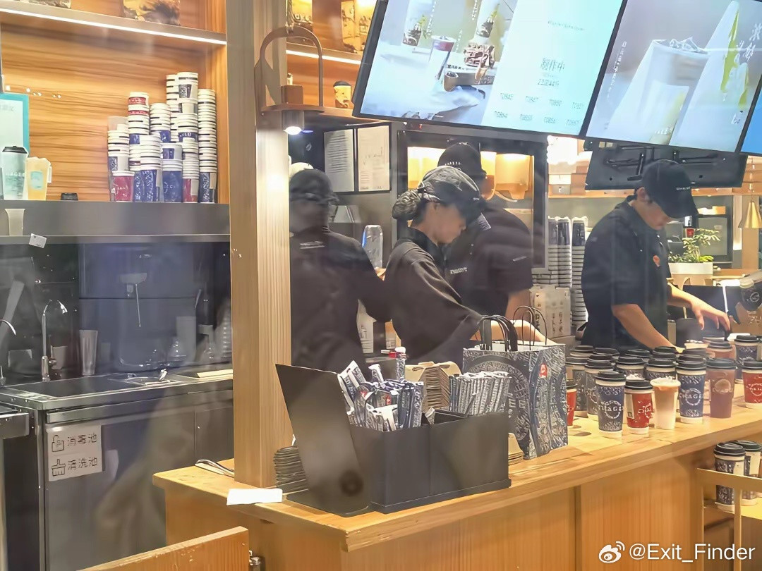 我宣布！现在全网最崩溃的就是霸王茶姬员工了，不是因为爆单了，也不是因为自己忙不过