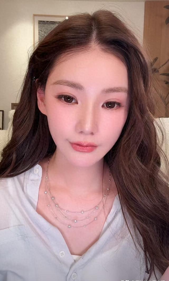 生完孩子依旧风采出众的宝妈并不少见，真正难得的是身后有人默默兜底、悉心呵护与偏爱