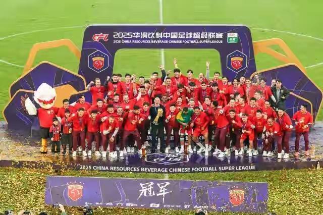 上海海港中超三连冠这场比赛，或许没有华丽的进攻，也没有高光的表演，但它用最简单