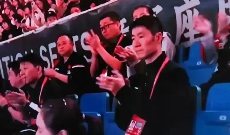 王励勤坐在场边，望远镜对准的不是对手，而是王楚钦的发球手腕。他在追踪肌肉记忆的