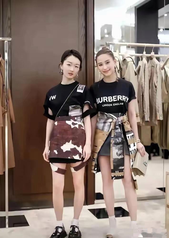我一直以为赌王千金何超莲怎么也得165cm，直到她跟周冬雨站一起。不是说周冬雨有