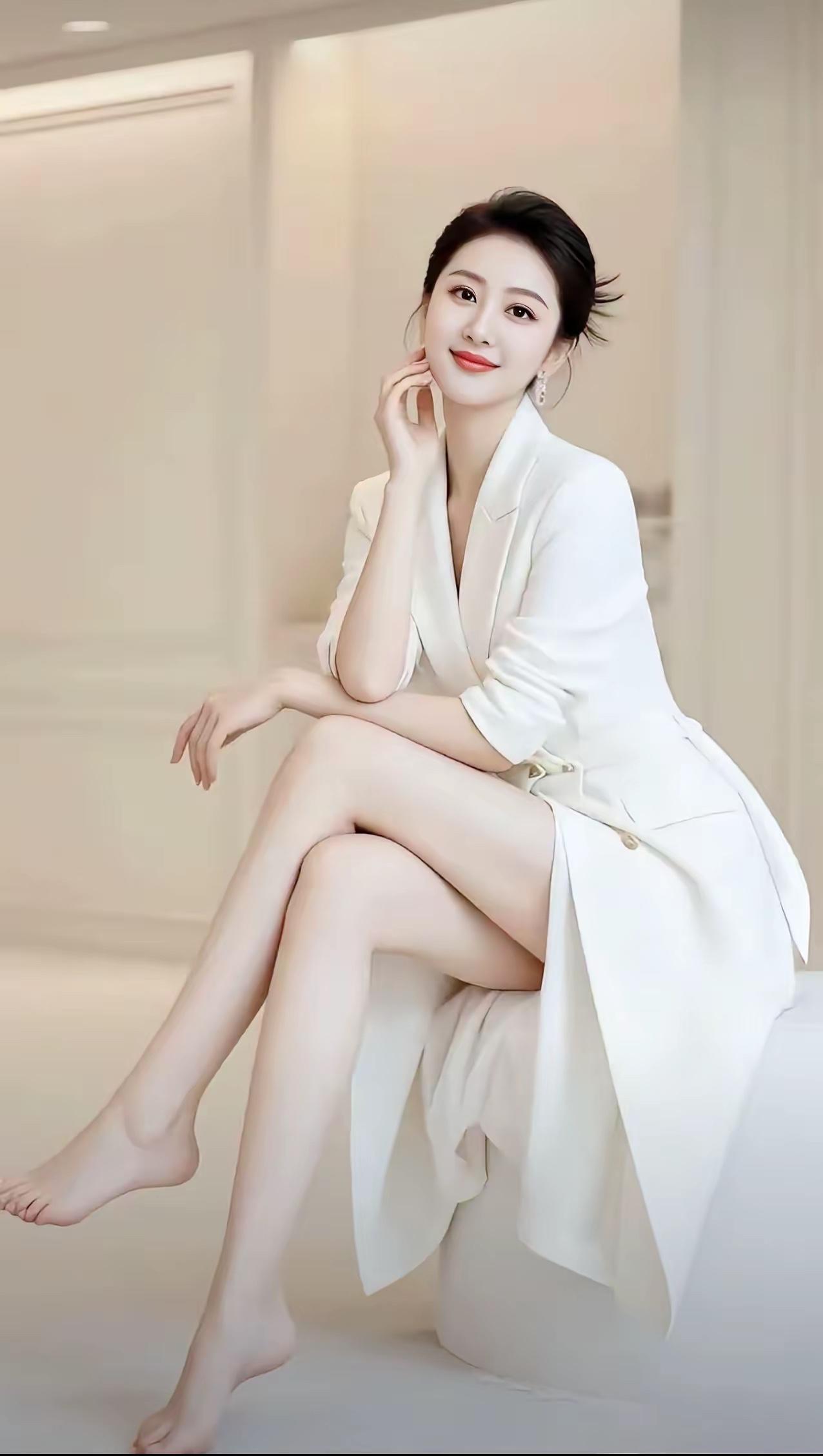 有诗为证，听我道来：赞美丽女人熏墨/赋仙姿降世韵悠长，秀靥明眸光满眶；