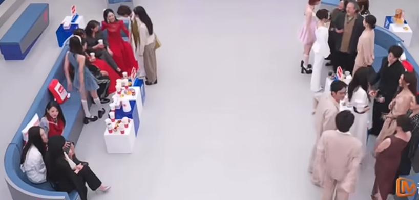 谢娜浪姐直播期间不控场，反而坐到袁咏仪身边聊天。谢娜的行为把主持人出身的姐姐谢楠