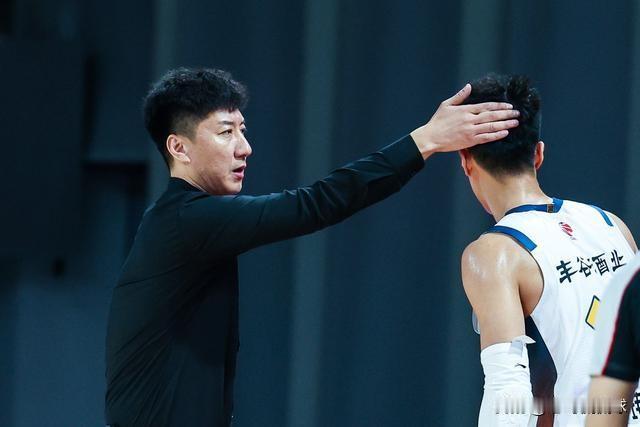 四川丰谷酒业主帅韩硕真是太明智了，他选择主动申请离职！今天四川男篮官方发布公告宣