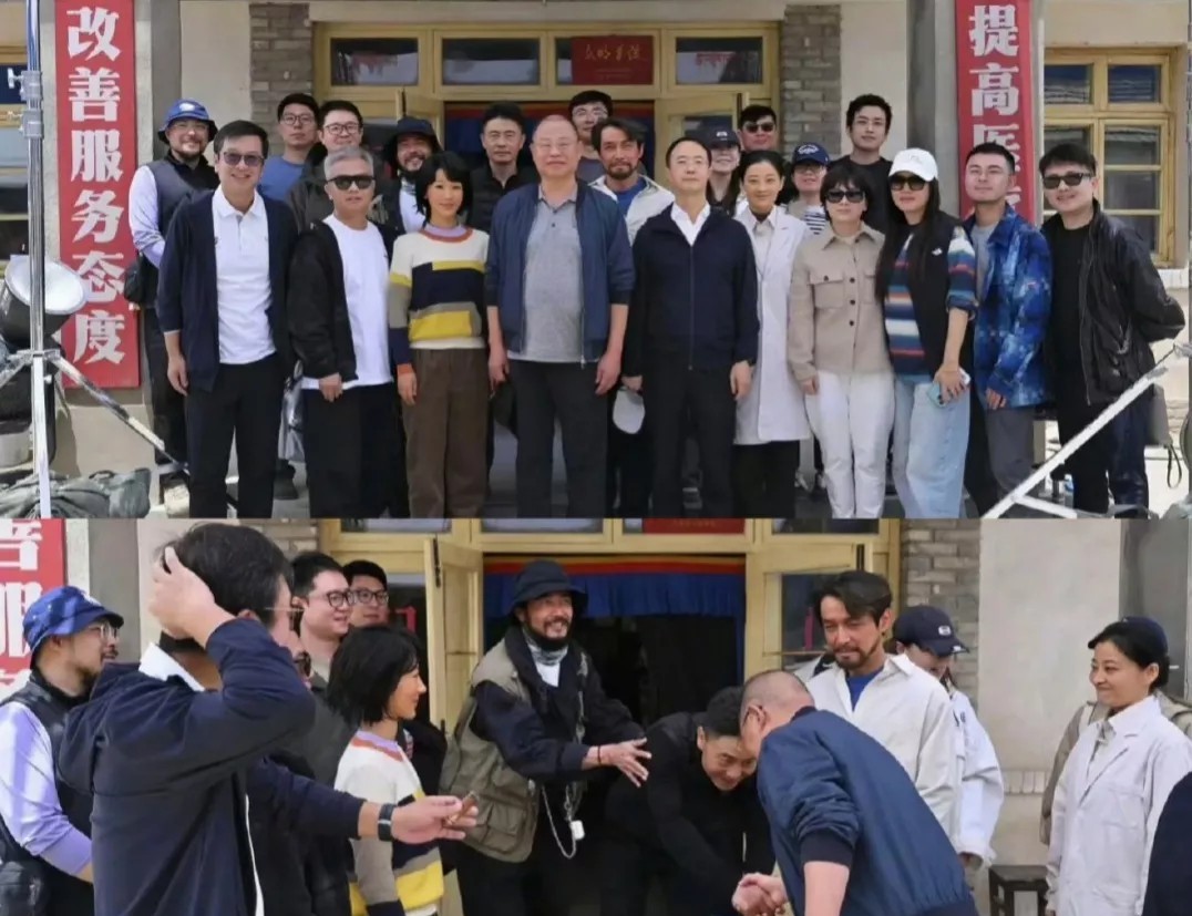 要不是仔细看，真以为就是哪个团体出来活动拍的大合照，谁能知道里面藏着杨紫和胡歌呢