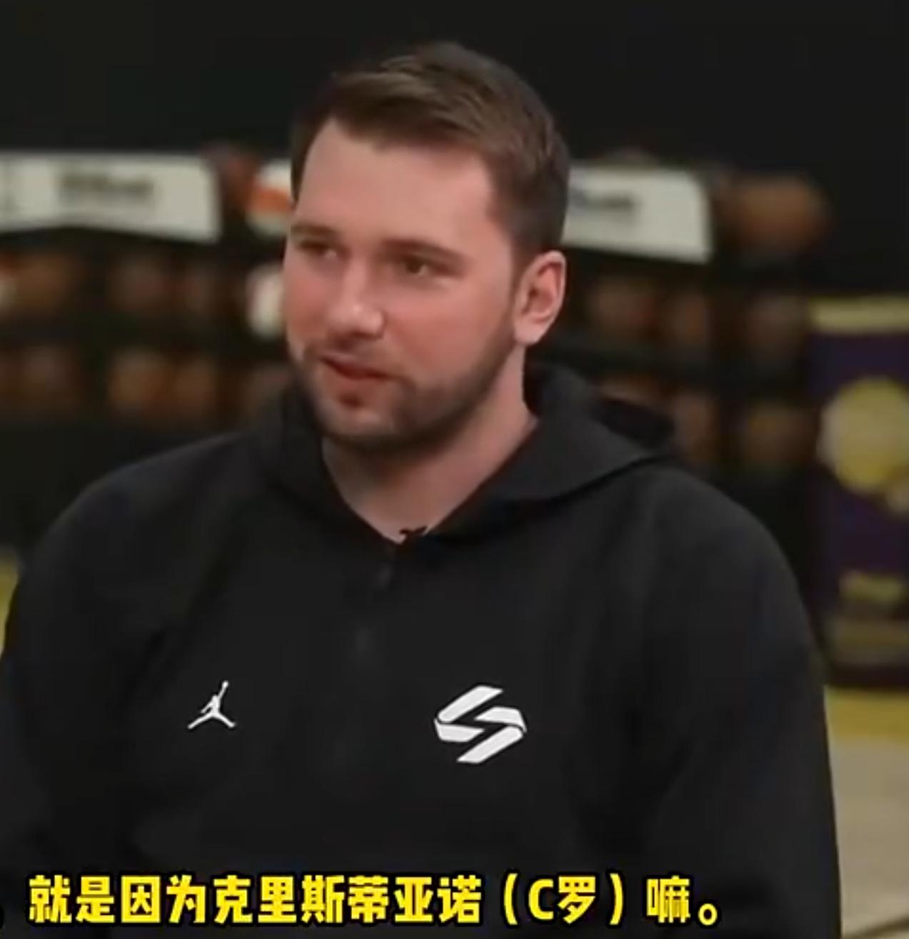 支持C罗的东契奇惨遭极端梅西球迷怒喷。因为在一档访谈节目中谈到了即将举行的世界