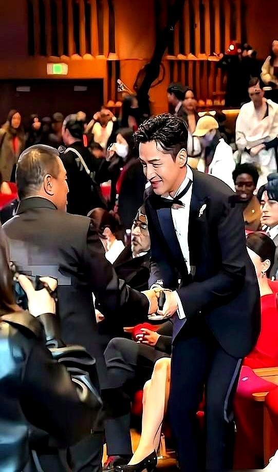 66岁丁勇岱弯腰握手，54岁陈建斌稳坐不动。丁勇岱老师一路走来，胡歌立马起