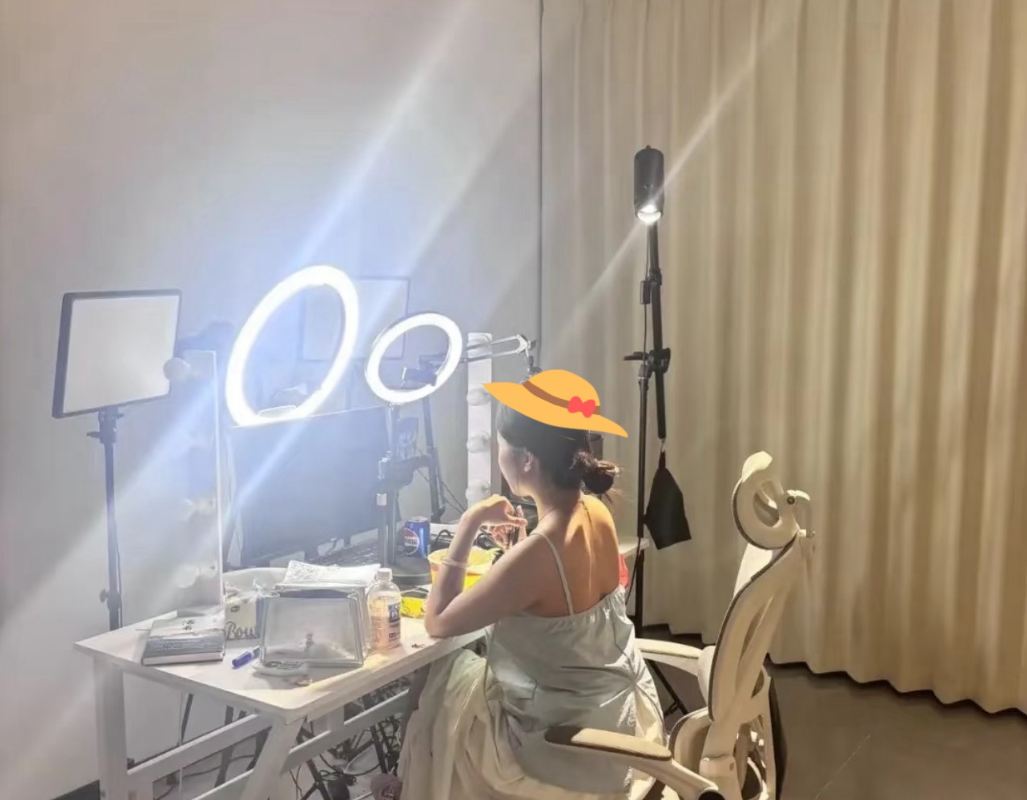河北张家口的工程老板有个心仪的女主播，他觉得女主播挺好的，就追了5个月。5个月内