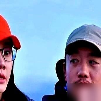 郑恺苗苗带仨娃赶飞机，航班搞错了，全家老小杵在机场。换别人早炸了，郑恺没吭声，自己排队去改签。回头看