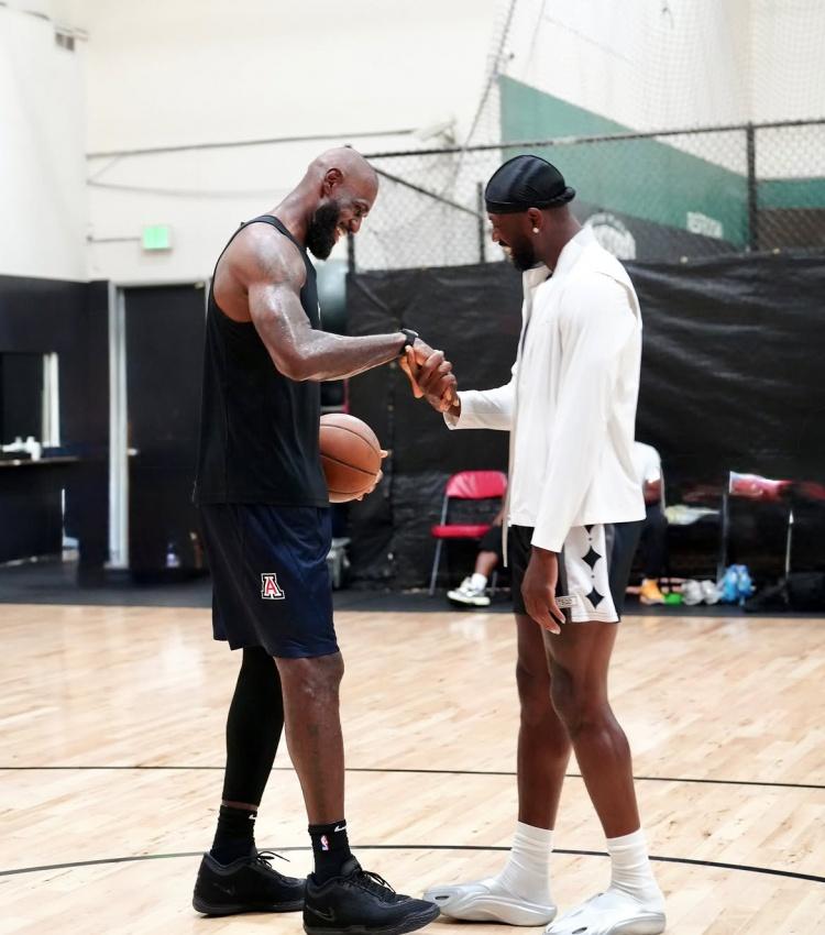 韦德晒詹姆斯训练照向詹姆斯致敬，詹姆斯做出回应今日NBA名宿韦德更新了自己的社
