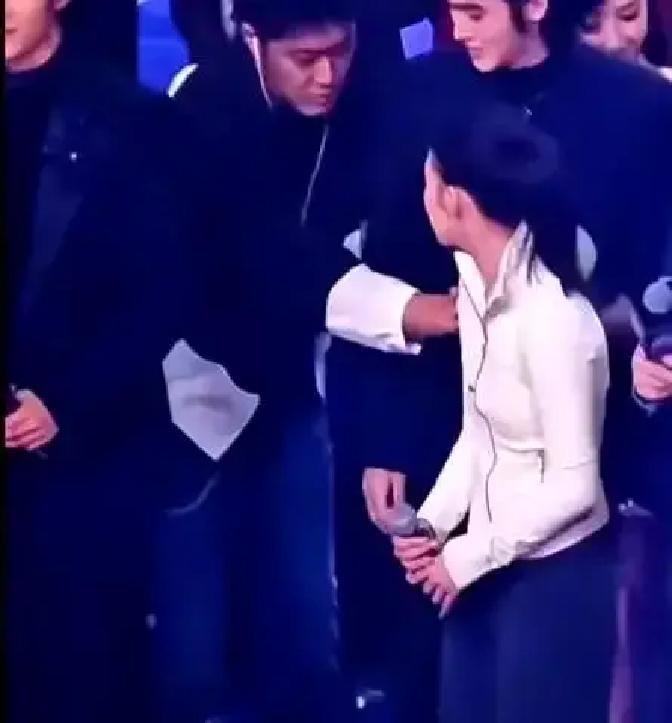 舞台不是菜市场，C位也从来不是抢来的。90秒里，三次被拉回原地，碰主持人被