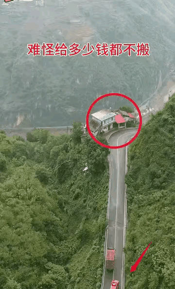 这栋建在悬崖边上，同时又刚好位于道路（近乎直角）拐弯处的旧房子，曾引起网友们热议