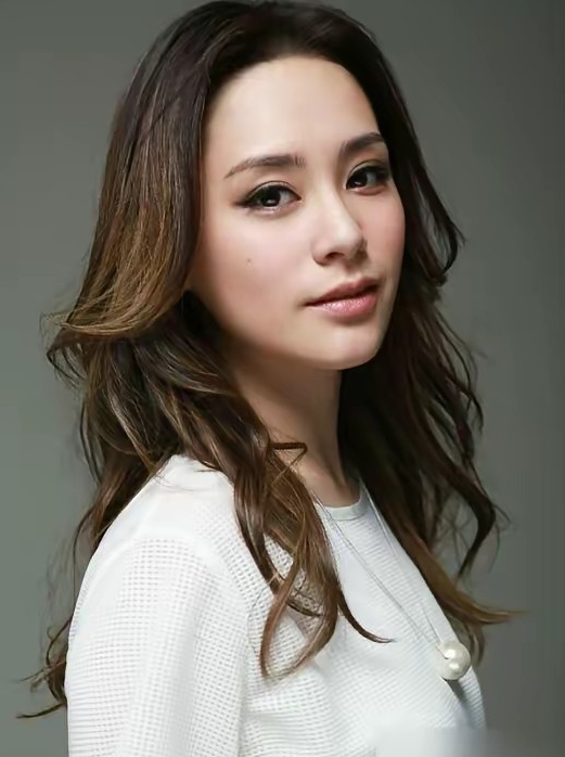 阿娇一句话，便道破了谢霆锋帅气背后的本质她直言，谢霆锋偏向刻意扮酷，陈冠希则是