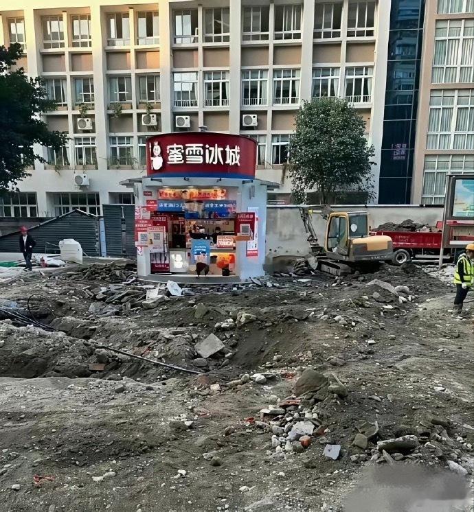 租下这个店面的老板，怕是肠子都悔青了吧