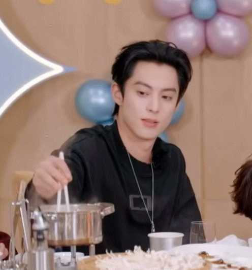 哈哈哈哈我每次看孩子用筷子都觉得可爱哈哈哈哈