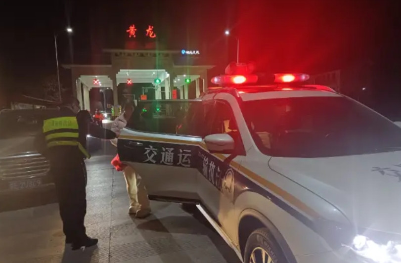 这两个交警火了！湖北十堰，两名交警深夜处理事故返程时，在高速口看到一名白衣女生，