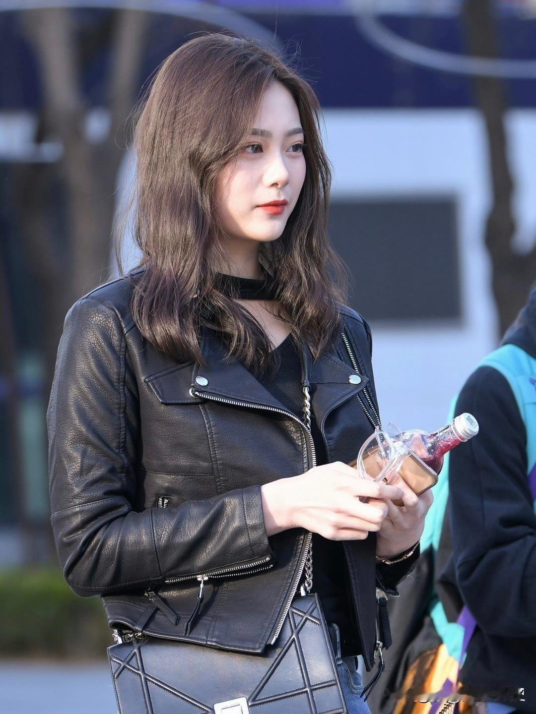 都市酷girl风真的太绝了！黑色皮夹克搭配红唇，时尚感直接拉满。就像迪丽热巴上身