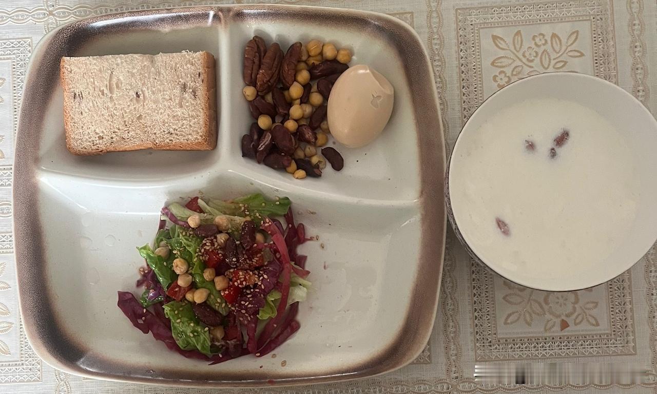 能减脂控糖的早餐：图片来源是我营养师的今日早餐，是按211饮食法的量来搭配。