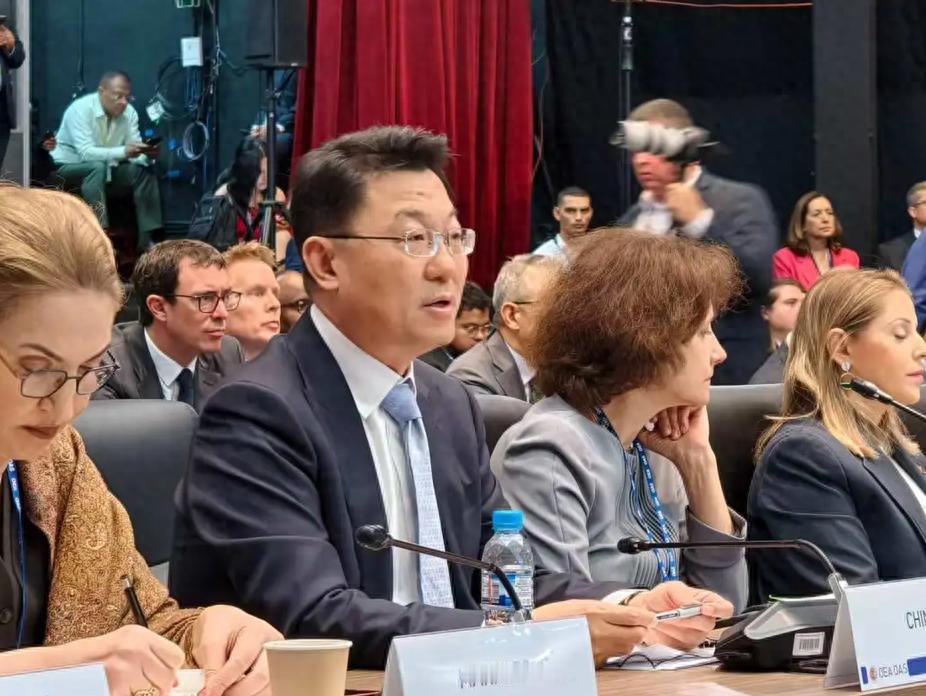 全球三分之一的商船，都挂着同一面旗——巴拿马旗。不是因为这些船属于巴拿马，而是巴