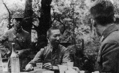 抗战时，日军侮辱了杜鸿飞的妻子还杀死了他的儿子。但杜鸿飞却非常大度，邀请日军来家