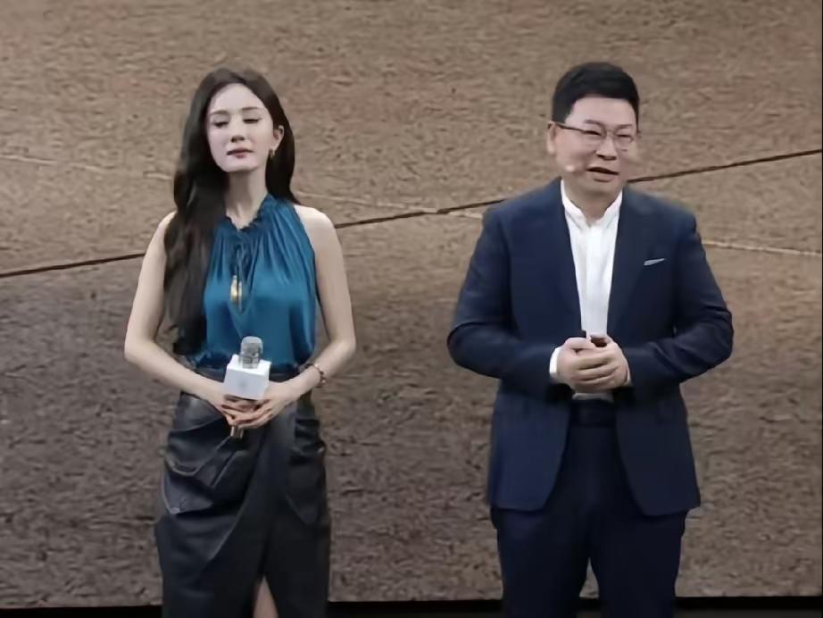 杨幂这是困了么还是被沈腾气的走路不等她还是因为穿皮裤热的慌能看出她状态不