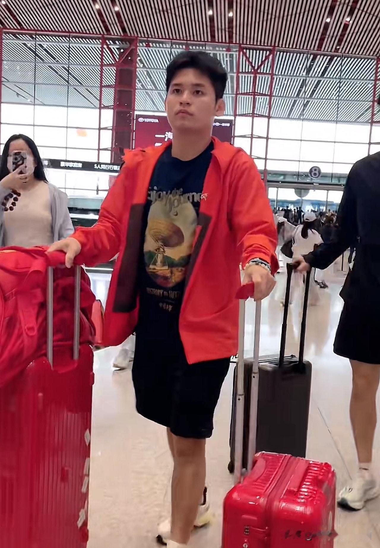 国乒出发横滨：林诗栋这装扮把我“逗笑”了大家看看，全队都是清一色黑白灰。