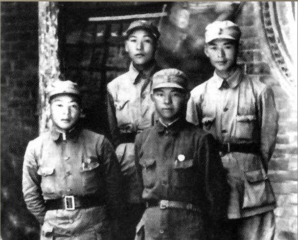 19岁便出任红军师政委的谭友林，征战途中右臂中弹。受限于艰苦的战地医疗条件，子弹