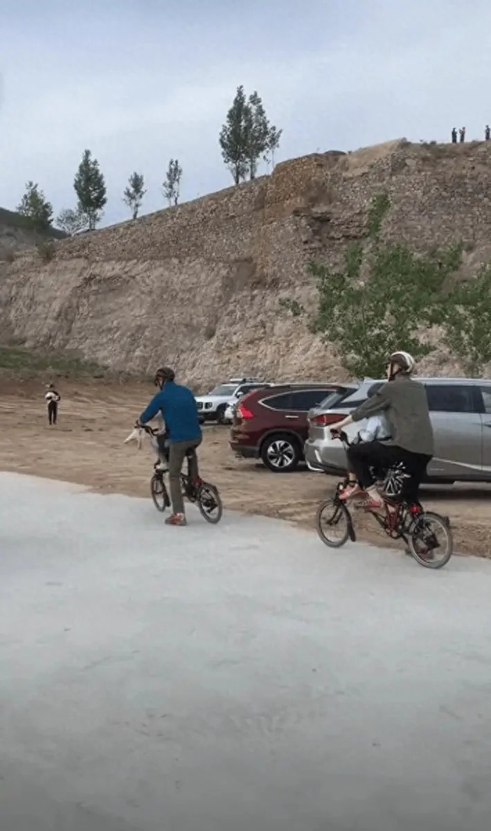 撒贝宁一家游玩，打扮都好朴素，老婆白得发光，小撒晒黑“那不是撒贝宁吗？怎么来我们