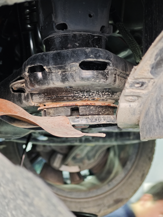 一年不到生锈提车11个月三保，举升后打开发动机护板，前悬部位锈蚀严重