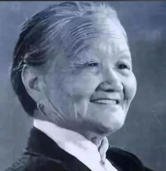 70年代，一女病人去地窖取菜不小心扭到腰椎，无法动弹，家人抬她来找北京“双桥老太