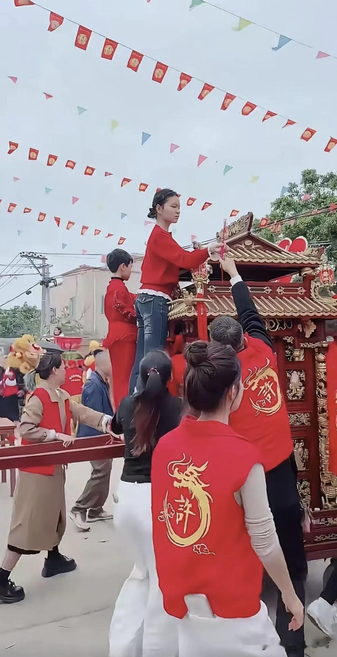 姓许的这一脚，踢倒的不是妈祖像，是他自己的“财神爷”听说姓许的最近坐不住了，