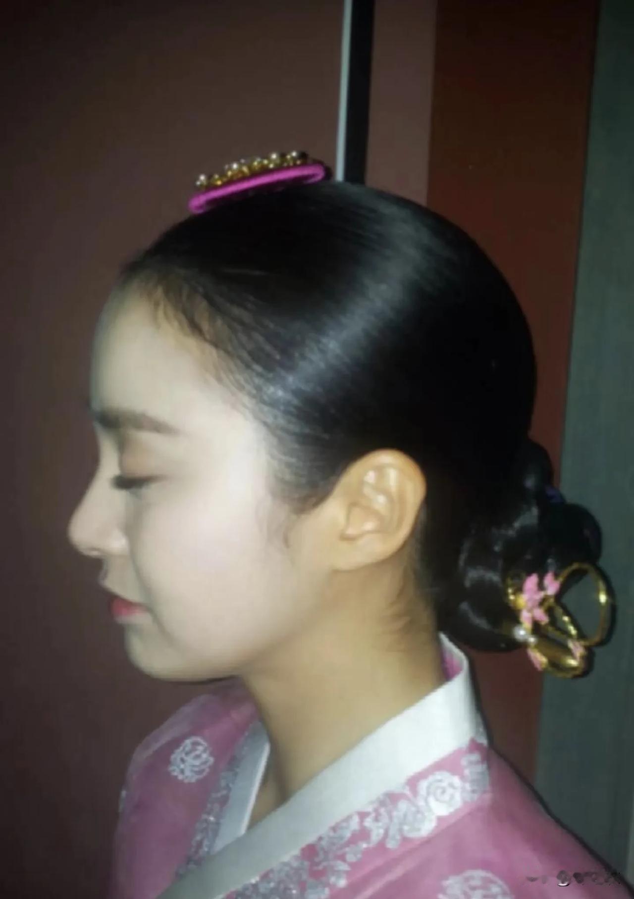 我记得在看《天国的阶梯》时实在是太狠金泰熙那个角色了，后来很多人都说因为她长得好