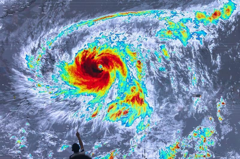 福建省气象台发布消息，受台风“凤凰”和冷空气共同影响，今日至14日福建沿海有8级